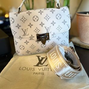 New handbag with dust bag. There is no crossbody strap with this one!